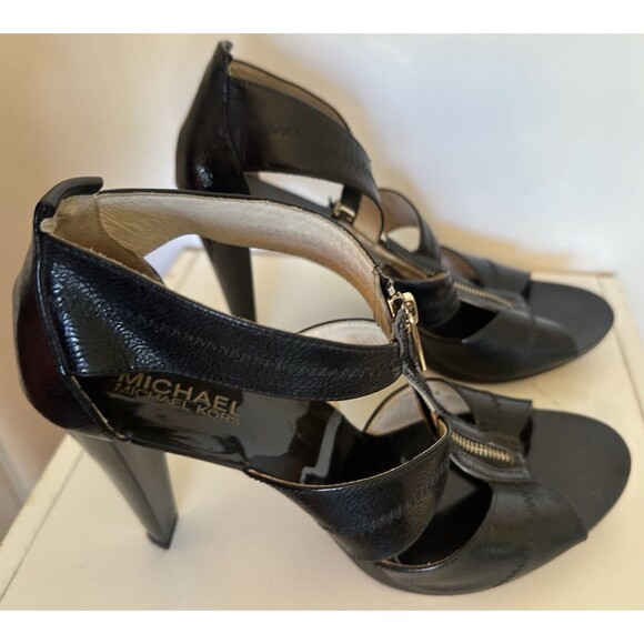 Michael Kors Berkley T Strap Black Embossed Sandal - size 9.5 M - Picture 2 of 6